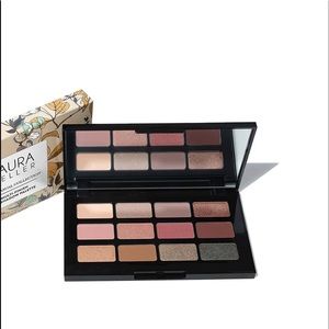 The Casual Collection Multi-Finish Eye Palette.